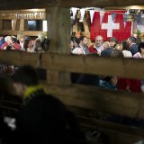 Le ministre de l'économie et de la recherche Guy Parmelin s'est fait servir un repas par le Trychlerklub Spitzeflueh sur l'alpage Seeweid, au Lac Noir (FR).
